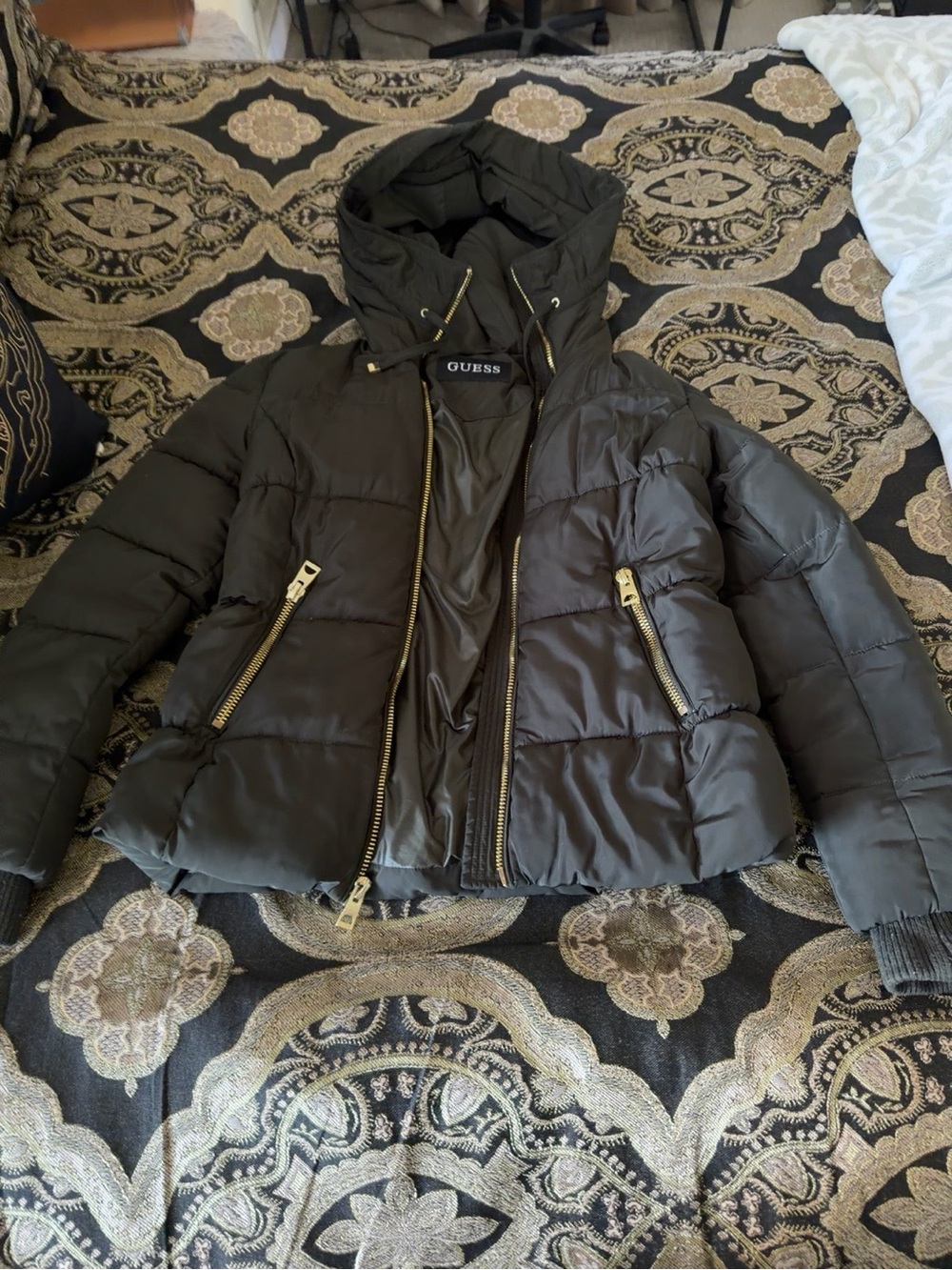 🖤 GUESS Hooded Puffer Jacket — Size M